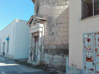 Le colonne sorreggono un timpano a sua volta sormontato da un oculo che serviva a illuminare l�intera chiesa